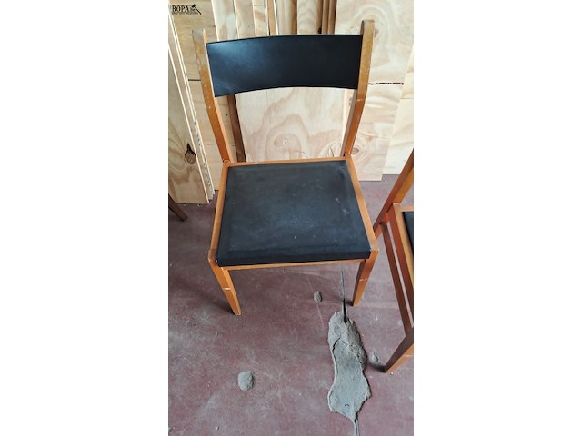 Lot 42 - vintage houten stoelen '60 met zwarte skai - rugleuning in s - afbeelding 4 van  4