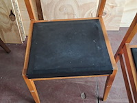 Lot 42 - vintage houten stoelen '60 met zwarte skai - rugleuning in s - afbeelding 4 van  4