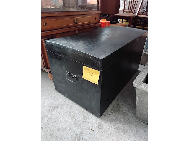 Lot 42 - zwarte houten kist - afbeelding 1 van  2