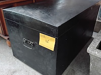 Lot 42 - zwarte houten kist - afbeelding 1 van  2