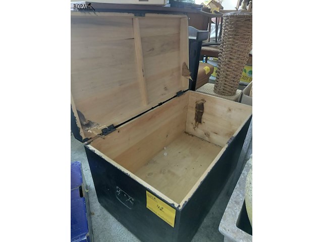 Lot 42 - zwarte houten kist - afbeelding 2 van  2