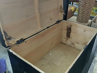 Lot 42 - zwarte houten kist - afbeelding 2 van  2