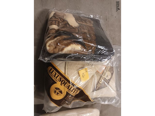 Lot 420 - dekens. 2 stuks - afbeelding 1 van  6