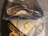 Lot 420 - dekens. 2 stuks - afbeelding 1 van  6