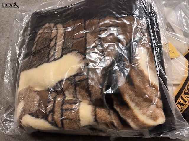 Lot 420 - dekens. 2 stuks - afbeelding 5 van  6