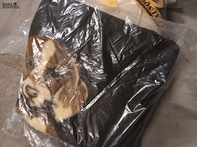 Lot 420 - dekens. 2 stuks - afbeelding 6 van  6