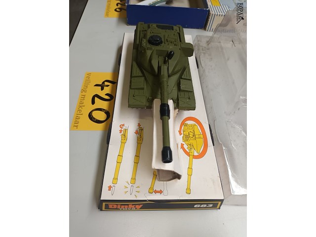 Lot 420 - dinky toys chief tank - afbeelding 3 van  3