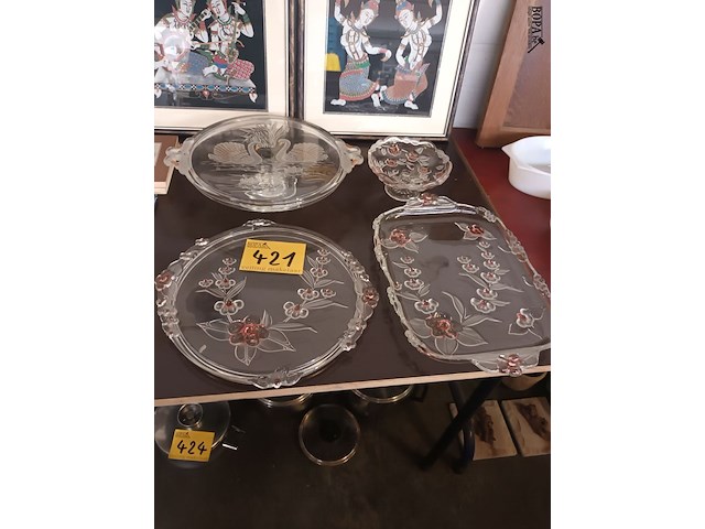 Lot 421 - glazen plateau en schalen. 4 stuks - afbeelding 1 van  5