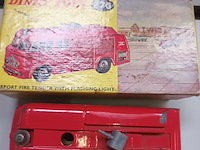Lot 422 - dinky toys airport fire tender - afbeelding 2 van  3
