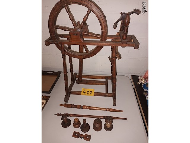 Lot 422 - spinnewiel - afbeelding 1 van  4