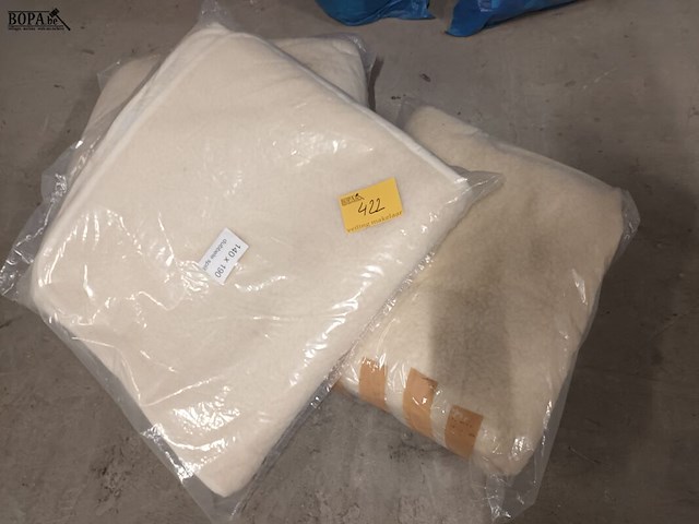 Lot 422 - wollen dekens. 3 stuks. - afbeelding 1 van  4