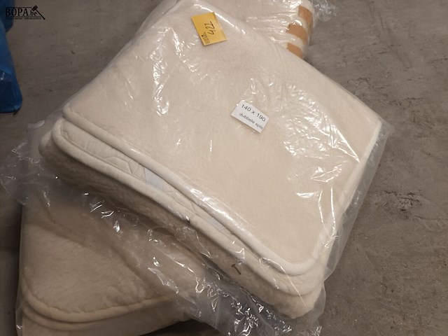 Lot 422 - wollen dekens. 3 stuks. - afbeelding 2 van  4