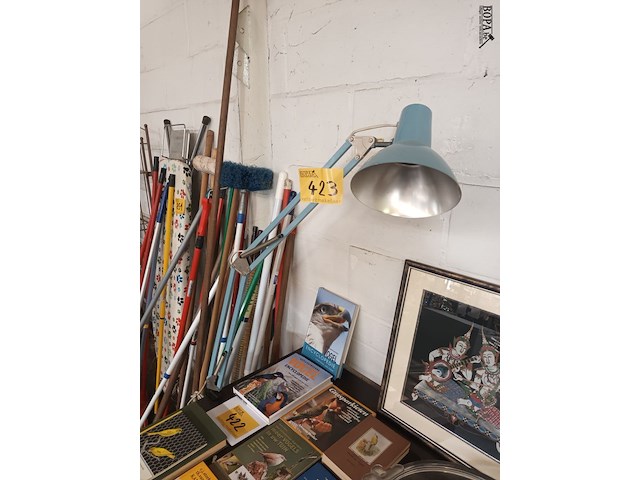 Lot 423 - bureaulamp lichtblauw - afbeelding 2 van  3