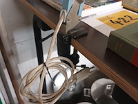 Lot 423 - bureaulamp lichtblauw - afbeelding 3 van  3