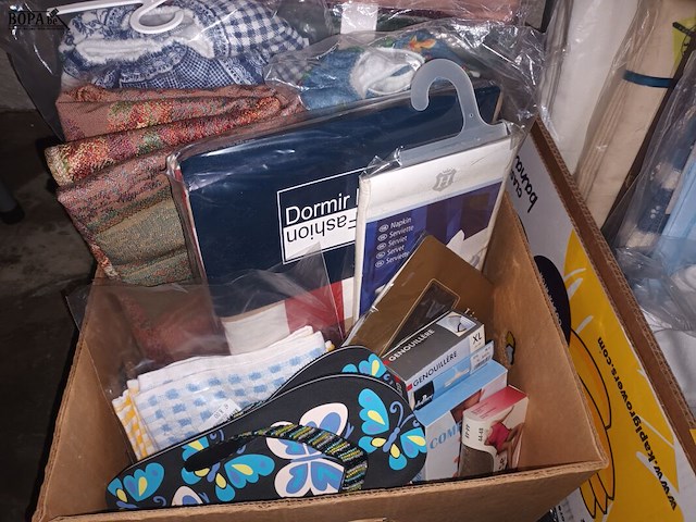 Lot 424 - kledij en beddenlakens - afbeelding 2 van  4