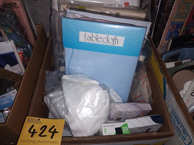 Lot 424 - kledij en beddenlakens - afbeelding 3 van  4