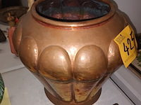 Lot 425 - bloempot in koper - afbeelding 1 van  3