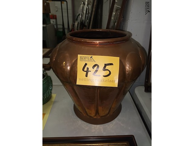 Lot 425 - bloempot in koper - afbeelding 2 van  3