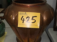 Lot 425 - bloempot in koper - afbeelding 2 van  3