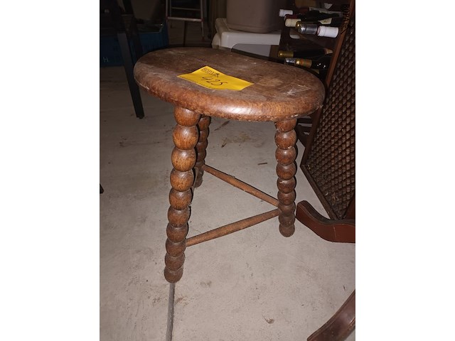 Lot 425 - houten kruk - afbeelding 1 van  3