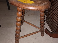Lot 425 - houten kruk - afbeelding 1 van  3