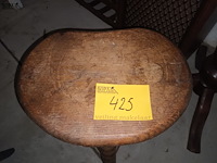 Lot 425 - houten kruk - afbeelding 2 van  3