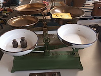 Lot 427 - antieke weegschaal met gewichten. 3 stuks - afbeelding 2 van  4