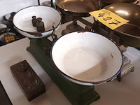 Lot 427 - antieke weegschaal met gewichten. 3 stuks - afbeelding 4 van  4