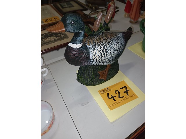Lot 427 - beeld eend in gietijzer - afbeelding 2 van  3