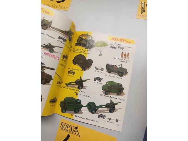 Lot 427 - dinky toys folder - afbeelding 2 van  2
