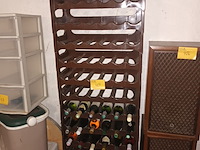 Lot 427 - wijnrek met flessen wijn. 23 stuks - afbeelding 1 van  5