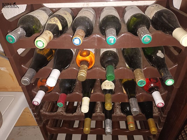 Lot 427 - wijnrek met flessen wijn. 23 stuks - afbeelding 2 van  5