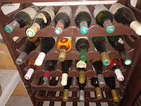 Lot 427 - wijnrek met flessen wijn. 23 stuks - afbeelding 2 van  5