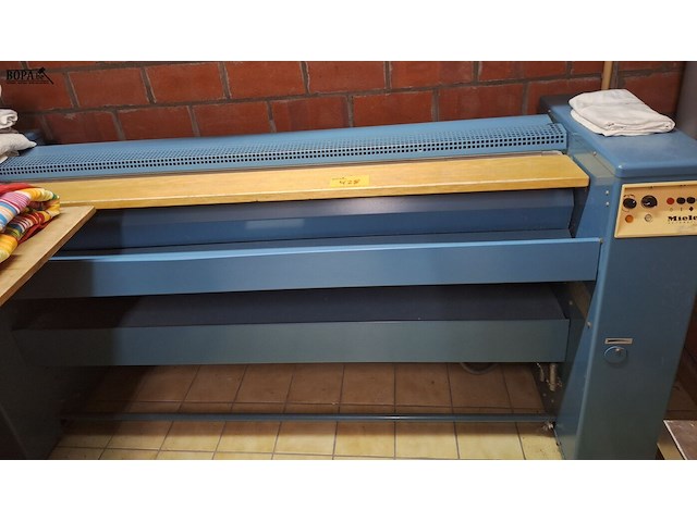 Lot 428 - strijkmachine miele - afbeelding 1 van  2