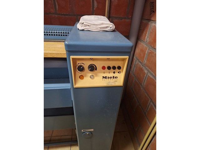 Lot 428 - strijkmachine miele - afbeelding 2 van  2