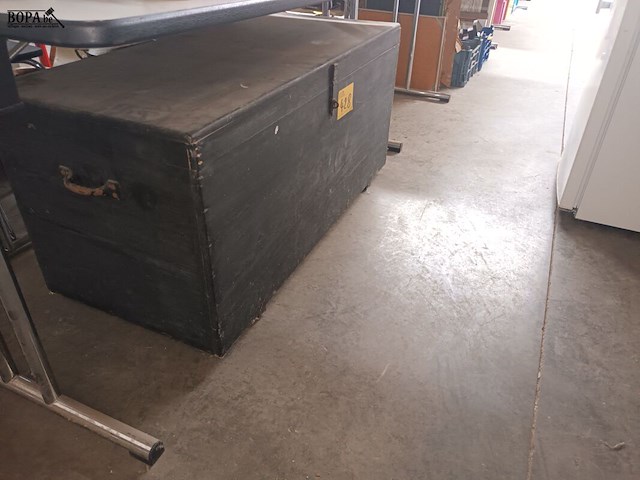 Lot 428 - zwarte houten koffer - afbeelding 1 van  3