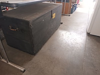 Lot 428 - zwarte houten koffer - afbeelding 1 van  3