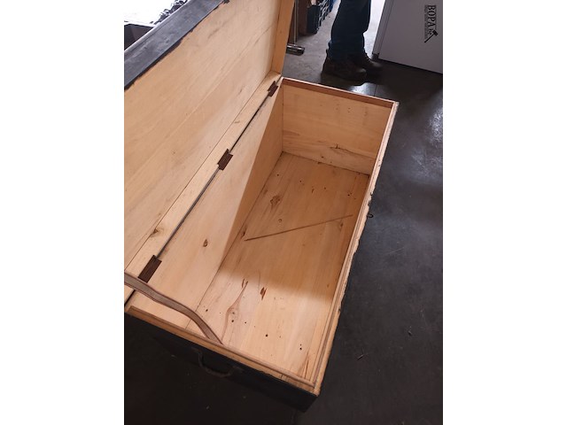 Lot 428 - zwarte houten koffer - afbeelding 2 van  3