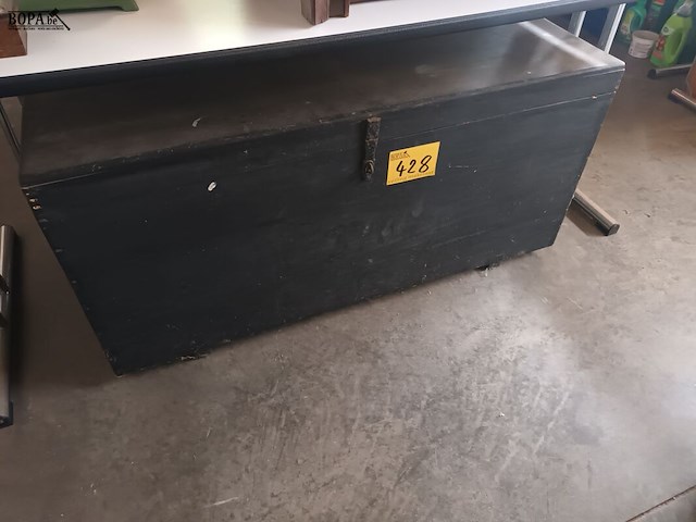 Lot 428 - zwarte houten koffer - afbeelding 3 van  3