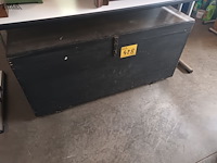 Lot 428 - zwarte houten koffer - afbeelding 3 van  3