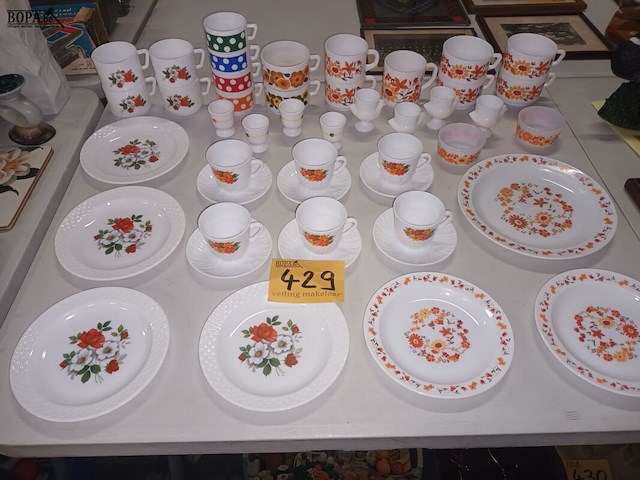 Lot 429 - retro servies arcopal. 46 stuks - afbeelding 1 van  5