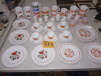 Lot 429 - retro servies arcopal. 46 stuks - afbeelding 1 van  5