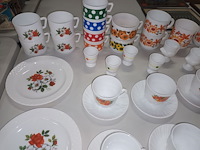 Lot 429 - retro servies arcopal. 46 stuks - afbeelding 2 van  5