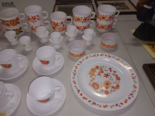 Lot 429 - retro servies arcopal. 46 stuks - afbeelding 3 van  5