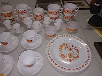 Lot 429 - retro servies arcopal. 46 stuks - afbeelding 3 van  5