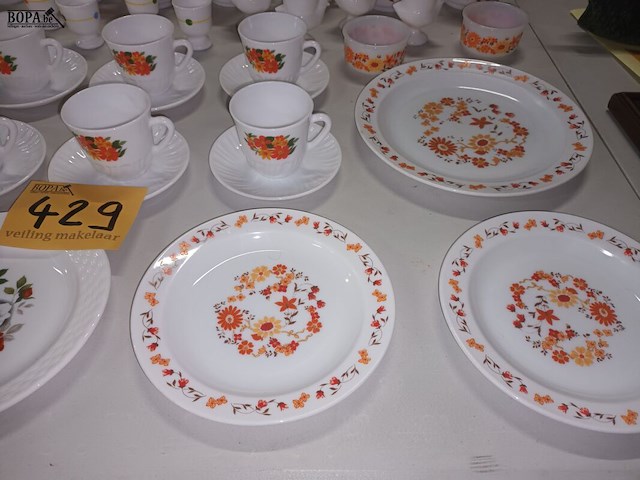 Lot 429 - retro servies arcopal. 46 stuks - afbeelding 4 van  5