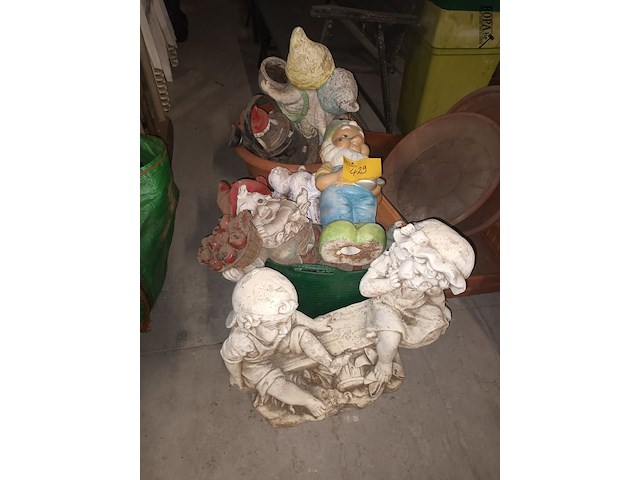 Lot 429 - tuinbeelden en bloempotten. 16 stuks - afbeelding 1 van  4