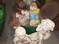 Lot 429 - tuinbeelden en bloempotten. 16 stuks - afbeelding 1 van  4