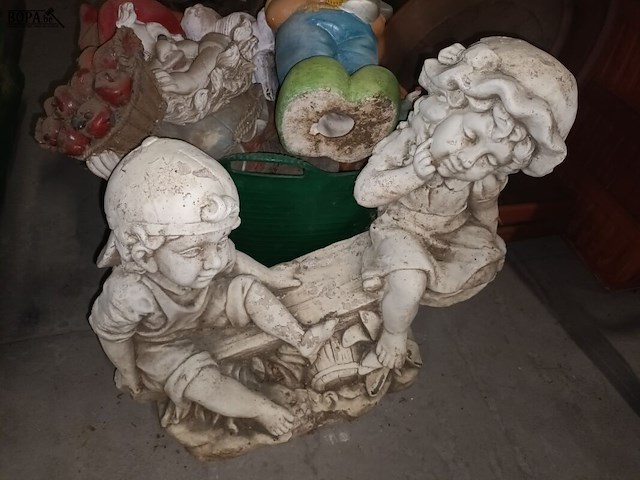 Lot 429 - tuinbeelden en bloempotten. 16 stuks - afbeelding 2 van  4