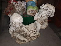 Lot 429 - tuinbeelden en bloempotten. 16 stuks - afbeelding 2 van  4